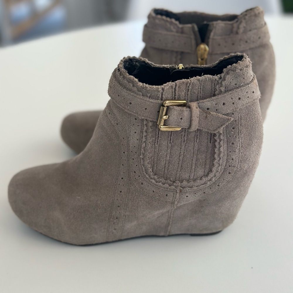 DV by Dolce Vita - “PARKER” ANKLE BOOTS - wedge - gray - size 7